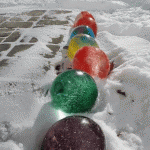 Boules de glace colorées sous la neige