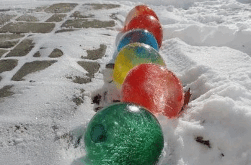 Article : Sous la neige, on a les boules de toutes les couleurs