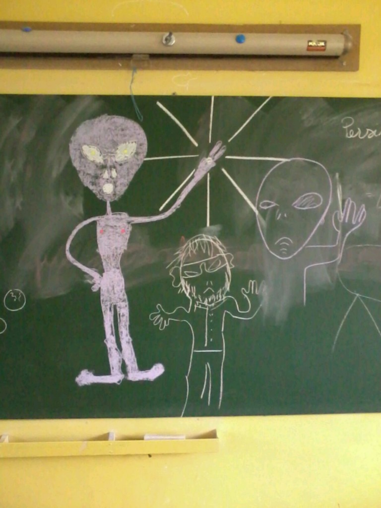 Article : Un petit monstre vert aux yeux noirs sur le mur blanc de ma maison